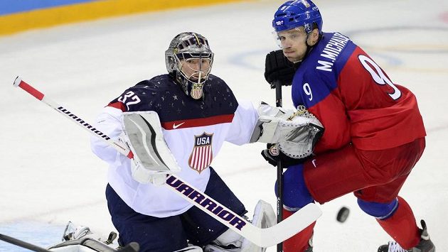 Výraz ve tváři Milana Michálka jako by vyjadřoval střelecké zoufalstí českých hokejistů ve čtvrtfinále s USA. Vlevo americký brankář Jonathan Quick. Výraz ve tváři Milana Michálka jako by vyjadřoval střelecké zoufalstí českých hokejistů ve čtvrtfinále s USA. Vlevo americký brankář Jonathan Quick.