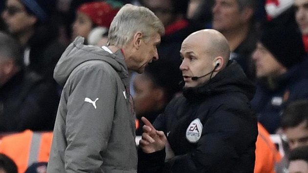 Arséne Wenger (vlevo) byl vykázán z lavičky. Arséne Wenger (vlevo) byl vykázán z lavičky.