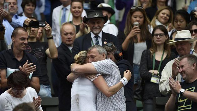 Petra Kvitová v objetí se svým tatínkem Jiřím. Petra Kvitová v objetí se svým tatínkem Jiřím.