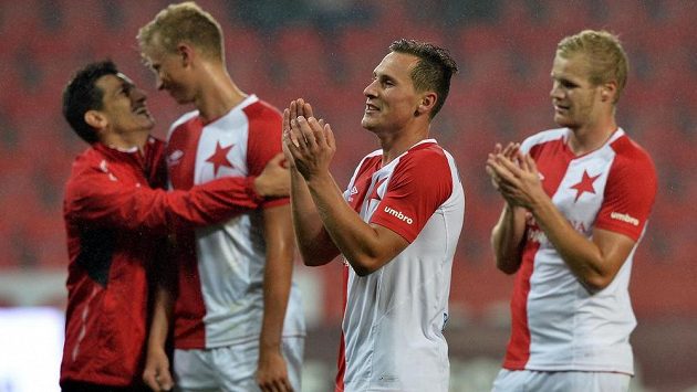 Hráči Slavie se radují z vítězství nad Libercem. Zprava Jan Mikula, Jan Bořil a Antonín Barák. Hráči Slavie se radují z vítězství nad Libercem. Zprava Jan Mikula, Jan Bořil a Antonín Barák.