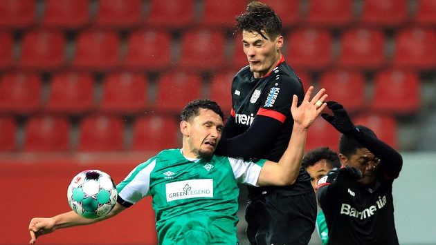 Leverkusenský Patrik Schick (nahoře) a brémský Miloš Veljkovič. Leverkusenský Patrik Schick (nahoře) a brémský Miloš Veljkovič.