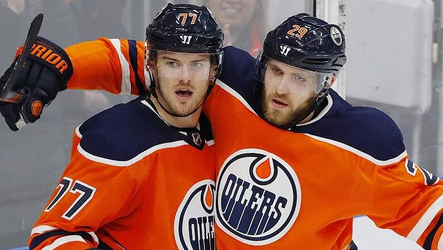 Obránce Edmontonu Oscar Klefbom (vlevo) a útočník Leon Draisaitl se radují z gólu - ilustrační foto. Obránce Edmontonu Oscar Klefbom (vlevo) a útočník Leon Draisaitl se radují z gólu - ilustrační foto.