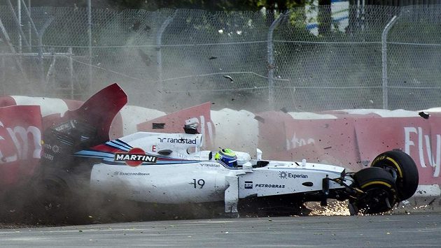 Brazilec Felipe Massa ukončil Velkou cenu Kanady tvrdým nárazem do bariéry. Brazilec Felipe Massa ukončil Velkou cenu Kanady tvrdým nárazem do bariéry.
