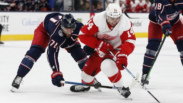 Nick Foligno z Columbusu (vlevo) se snaží zablokovat střelu detroitského Fabbriho. Nick Foligno z Columbusu (vlevo) se snaží zablokovat střelu detroitského Fabbriho.