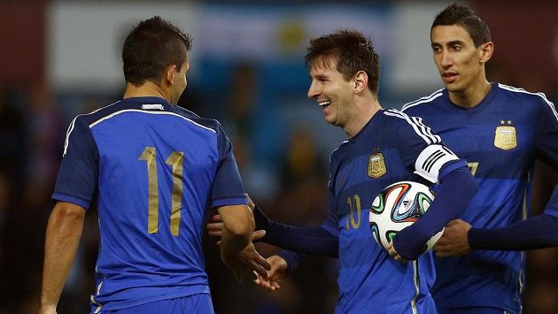 Argentinci zleva Sergio Agüero, Lionel Messi a Ángel Di María. Argentinci zleva Sergio Agüero, Lionel Messi a Ángel Di María.