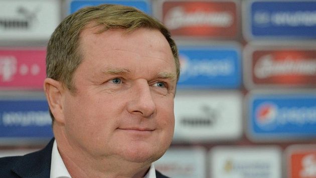Trenér fotbalové reprezentace Pavel Vrba oznamuje novinářům nominaci pro závěrečné říjnové zápasy kvalifikace o postup na mistrovství Evropy s Tureckem a v Nizozemsku. Trenér fotbalové reprezentace Pavel Vrba oznamuje novinářům nominaci pro závěrečné říjnové zápasy kvalifikace o postup na mistrovství Evropy s Tureckem a v Nizozemsku.