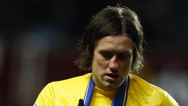 Otřesený záložník Arsenalu Tomáš Rosický po zásahu Gabriela Agbonlahora z Aston Villy. Otřesený záložník Arsenalu Tomáš Rosický po zásahu Gabriela Agbonlahora z Aston Villy.