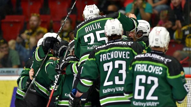 Karlovarští hráči se radují ze zisku jednoho bodu, který potřebovali k postupu do extraligy. Karlovarští hráči se radují ze zisku jednoho bodu, který potřebovali k postupu do extraligy.