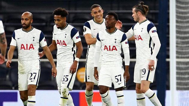 Fotbalisté Tottenhamu se radují z gólu proti Wolfsbergeru. Fotbalisté Tottenhamu se radují z gólu proti Wolfsbergeru.