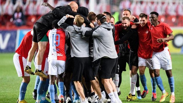 Tým Slavie Praha oslavuje zisk mistrovského titulu. Tým Slavie Praha oslavuje zisk mistrovského titulu.