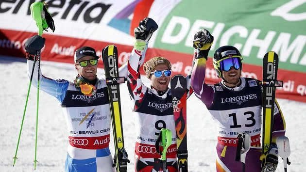 Zleva v kombinaci třeti Američan Ted Ligety, vítězný Rakušan Marcel Hirscher a druhý Kjetil Jansrud z Norska. Zleva v kombinaci třeti Američan Ted Ligety, vítězný Rakušan Marcel Hirscher a druhý Kjetil Jansrud z Norska.