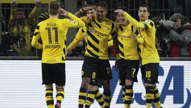 Útočník Dortmundu Pierre-Emerick Aubameyang (třetí zprava) slaví gól proti Mohuči v předehrávce 21. kola bundesligy. Útočník Dortmundu Pierre-Emerick Aubameyang (třetí zprava) slaví gól proti Mohuči v předehrávce 21. kola bundesligy.