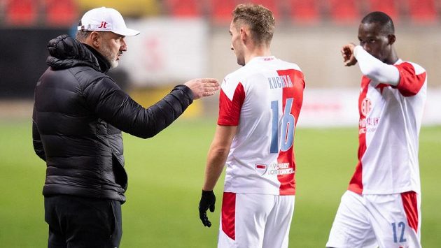 Trenér Slavie Praha Jindřich Trpišovský, Jan Kuchta a Abdallah Sima během utkání s Bohemians Trenér Slavie Praha Jindřich Trpišovský, Jan Kuchta a Abdallah Sima během utkání s Bohemians