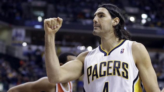 Basketbalista Luis Scola z Indiany oslavuje v utkání proti Milwaukee. Basketbalista Luis Scola z Indiany oslavuje v utkání proti Milwaukee.