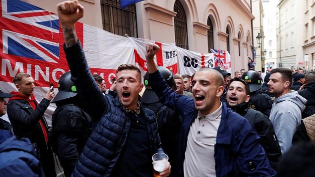 Angličtí fanoušci v Praze před kvalifikačním zápasem s Českou republikou. Angličtí fanoušci v Praze před kvalifikačním zápasem s Českou republikou.