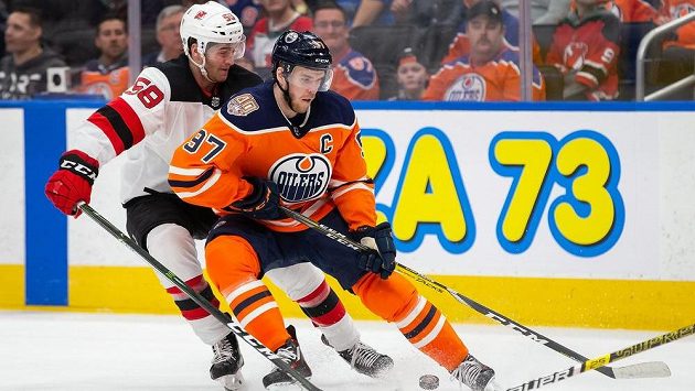 Connor McDavid (vpředu) z Edmontonu v souboji o puk s Kevinem Rooneym z New Jersey. Connor McDavid (vpředu) z Edmontonu v souboji o puk s Kevinem Rooneym z New Jersey.