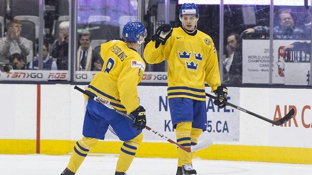Švéd Adrian Kempe (vpravo) slaví gól s Gustavem Forslingem - ilustrační foto. Švéd Adrian Kempe (vpravo) slaví gól s Gustavem Forslingem - ilustrační foto.