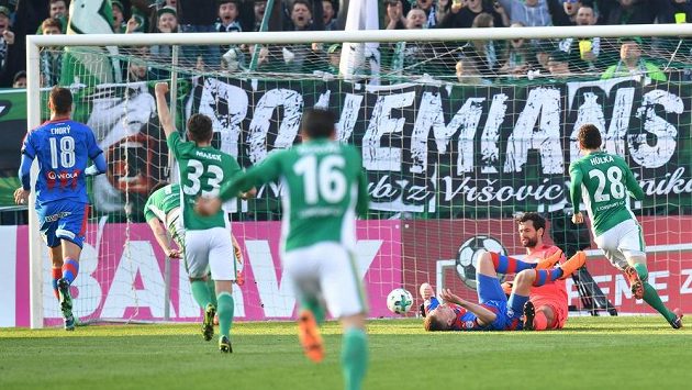 Fotbalisté Bohemians právě dávají Plzni druhý gól. Fotbalisté Bohemians právě dávají Plzni druhý gól.