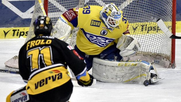 Tomáš Frolo z Litvínova pálí na zlínského brankáře Libora Kašíka. Tomáš Frolo z Litvínova pálí na zlínského brankáře Libora Kašíka.