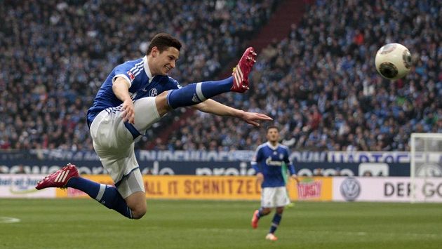 Julian Drexler ze Schalke zpracovává míč. Julian Drexler ze Schalke zpracovává míč.