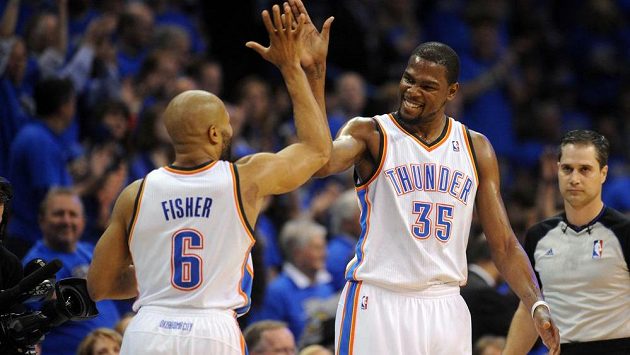 Derek Fisher (vlevo) oslavuje se spoluhráčem z týmu Oklahomy Kevinem Durantem. Derek Fisher (vlevo) oslavuje se spoluhráčem z týmu Oklahomy Kevinem Durantem.