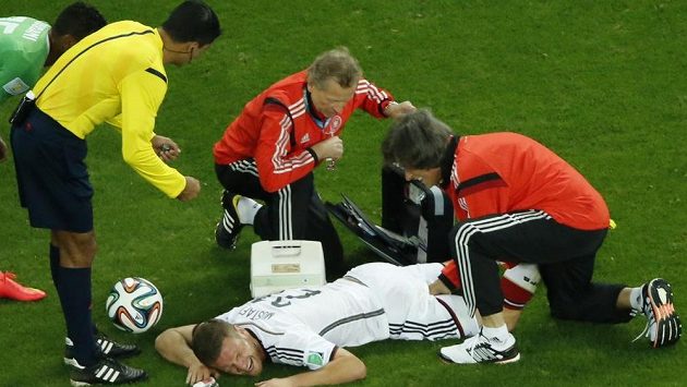 Německý fotbalista Shkodran Mustafi se svíjí v bolestech v utkání s Alžírskem. Německý fotbalista Shkodran Mustafi se svíjí v bolestech v utkání s Alžírskem.