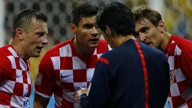 Fotbalisté Chorvatska Ivica Olič (vlevo), Dejan Lovren (uprostřed) a Nikica Jelavič protestují proti nařízené penaltě. Zády stojí japonský rozhodčí Jujči Nišimura. Fotbalisté Chorvatska Ivica Olič (vlevo), Dejan Lovren (uprostřed) a Nikica Jelavič protestují proti nařízené penaltě. Zády stojí japonský rozhodčí Jujči Nišimura.