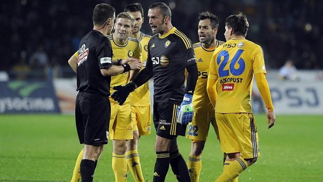 Hráči FC Vysočina Jihlava ostře diskutují s hlavním rozhodčím Zbyňkem Proskem nad necitlivým ukončením prvního poločasu. Hráči FC Vysočina Jihlava ostře diskutují s hlavním rozhodčím Zbyňkem Proskem nad necitlivým ukončením prvního poločasu.