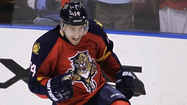 Tomáš Fleischmann z Floridy se raduje ze svého stého gólu v NHL. Tomáš Fleischmann z Floridy se raduje ze svého stého gólu v NHL.