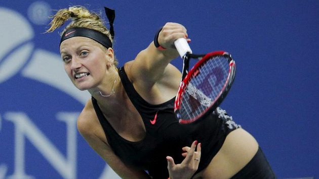 Petra Kvitová servíruje v zápase o čtvrtfinále s Johannou Kontaovou z Velké Británie. Petra Kvitová servíruje v zápase o čtvrtfinále s Johannou Kontaovou z Velké Británie.
