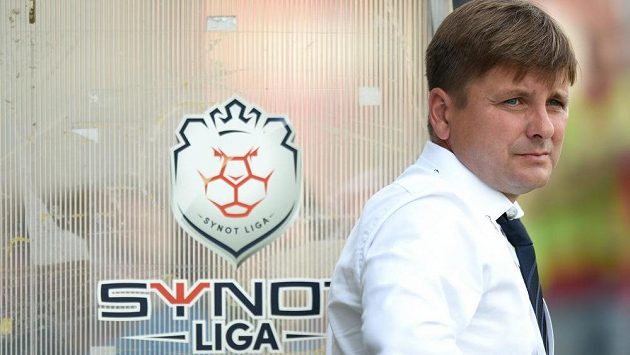 Trenér Viktorie Plzeň Dušan Uhrin během utkání v Příbrami. Trenér Viktorie Plzeň Dušan Uhrin během utkání v Příbrami.