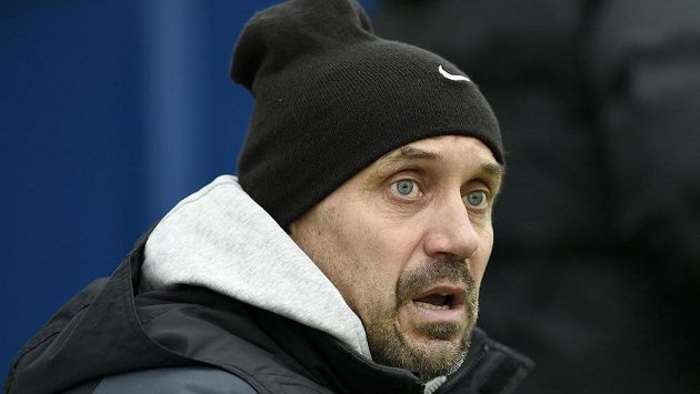 Trenér Brna Roman Pivarník při finále Tipsport ligy s Bohemians. Trenér Brna Roman Pivarník při finále Tipsport ligy s Bohemians.