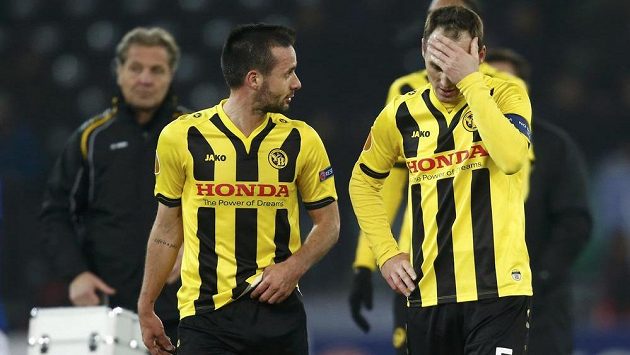 Raphael Nuzzolo (vlevo) a Steve von Bergen z Bernu po prohře s Evertonem. Raphael Nuzzolo (vlevo) a Steve von Bergen z Bernu po prohře s Evertonem.
