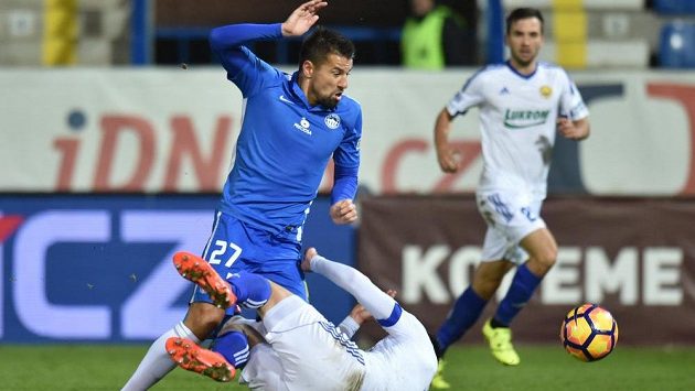 Liberecký útočník Milan Baroš přišel na hřiště jako střídající eso v barvách Slovanu. Proti Zlínu se ale v dohrávce gólově neprosadil. Tentokrát se mu vrhl pod nohy Zoran Gajič. Liberecký útočník Milan Baroš přišel na hřiště jako střídající eso v barvách Slovanu. Proti Zlínu se ale v dohrávce gólově neprosadil. Tentokrát se mu vrhl pod nohy Zoran Gajič.