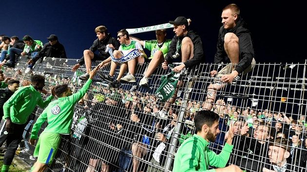Příslušnost k německé elitě oslavili fotbalisté Wolfsburgu bezprostředně po odvetě s Kielem s fanoušky. Příslušnost k německé elitě oslavili fotbalisté Wolfsburgu bezprostředně po odvetě s Kielem s fanoušky.