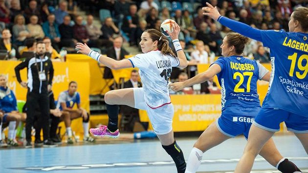 Iveta Luzumová v souboji se švédskou obranou. Iveta Luzumová v souboji se švédskou obranou.
