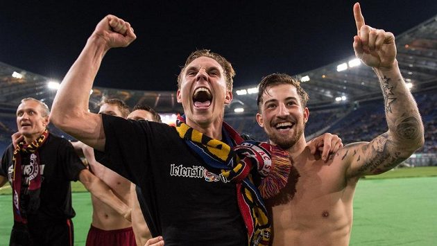 Bořek Dočkal (vlevo) a Lukáš Vácha se na Olympijském stadiónu v Římě radují z postupu Sparty do čtvrtfinále Evropské ligy. Bořek Dočkal (vlevo) a Lukáš Vácha se na Olympijském stadiónu v Římě radují z postupu Sparty do čtvrtfinále Evropské ligy.