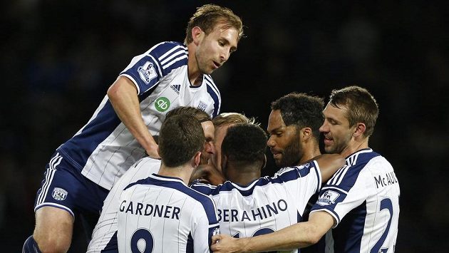 Fotbalisté West Bromwiche se radují z gólu proti Chelsea. Fotbalisté West Bromwiche se radují z gólu proti Chelsea.