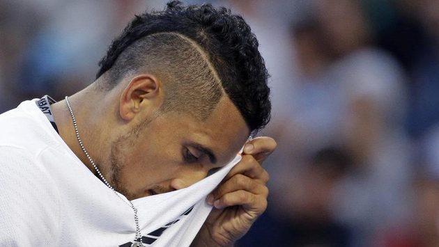 Australský tenista Nick Kyrgios během utkání Australian Open proti Italovi Seppim. Australský tenista Nick Kyrgios během utkání Australian Open proti Italovi Seppim.
