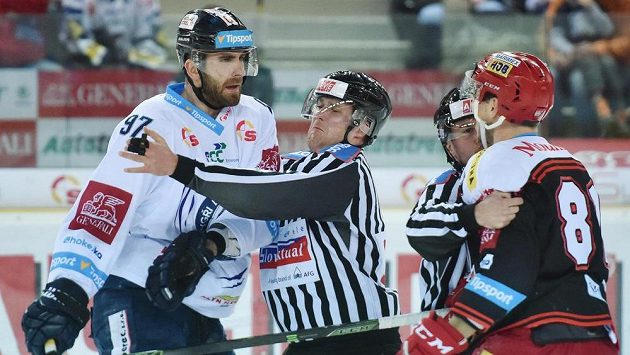Lukáš Vantuch (vlevo) z Liberce a Alexandre Picard z Hradce Králové. Lukáš Vantuch (vlevo) z Liberce a Alexandre Picard z Hradce Králové.