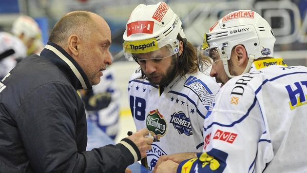 Trenér Komety Vladimír Kýhos uděluje pokyny obráncům Janu Hanzlíkovi (uprostřed) a Jozefu Kováčikovi během druhého čtvrtfinálového duelu se Zlínem. Trenér Komety Vladimír Kýhos uděluje pokyny obráncům Janu Hanzlíkovi (uprostřed) a Jozefu Kováčikovi během druhého čtvrtfinálového duelu se Zlínem.