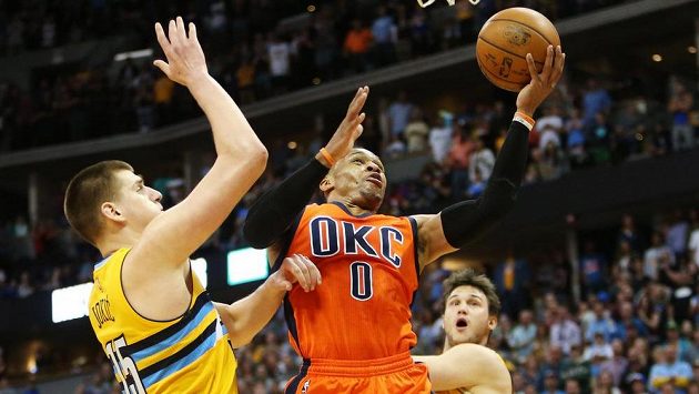 Basketbalista Oklahomy Russell Westbrook ( s číslem 0) překonal v NBA rekord legendárního Oscara Robertsona v počtu triple doublů za sezónu. Basketbalista Oklahomy Russell Westbrook ( s číslem 0) překonal v NBA rekord legendárního Oscara Robertsona v počtu triple doublů za sezónu.