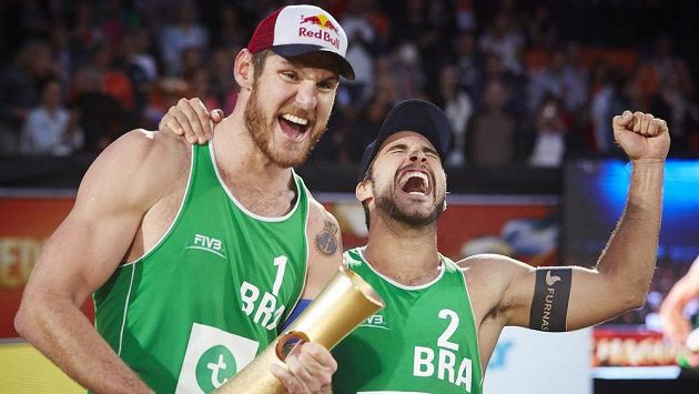 Brazilci Alison Cerutti (vlevo) a Bruno Schmidt se stali mistry světa v plážovém volejbalu. Brazilci Alison Cerutti (vlevo) a Bruno Schmidt se stali mistry světa v plážovém volejbalu.