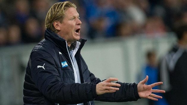 Rozčílený kouč Hoffenheimu Markus Gisdol. Rozčílený kouč Hoffenheimu Markus Gisdol.