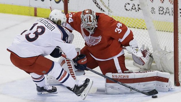 Brankář Detroitu Red Wings Petr Mrázek zastavuje pokus Cama Atkinsona (13) z Columbusu. Brankář Detroitu Red Wings Petr Mrázek zastavuje pokus Cama Atkinsona (13) z Columbusu.