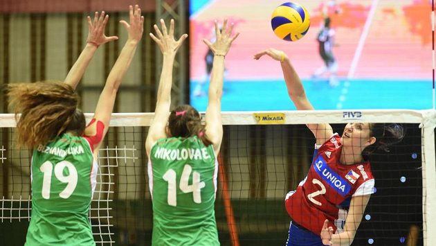 Česká reprezentantka Eva Hodanová smečuje v zápase druhého turnaje volejbalové Grand Prix druhé divize proti Bulharsku. Česká reprezentantka Eva Hodanová smečuje v zápase druhého turnaje volejbalové Grand Prix druhé divize proti Bulharsku.