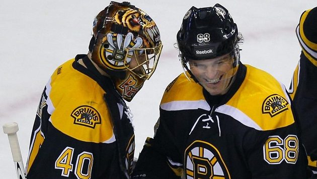 Útočník Jaromír Jágr a brankář Bostonu Tuukka Rask slaví vítězství nad New Jersey. Útočník Jaromír Jágr a brankář Bostonu Tuukka Rask slaví vítězství nad New Jersey.