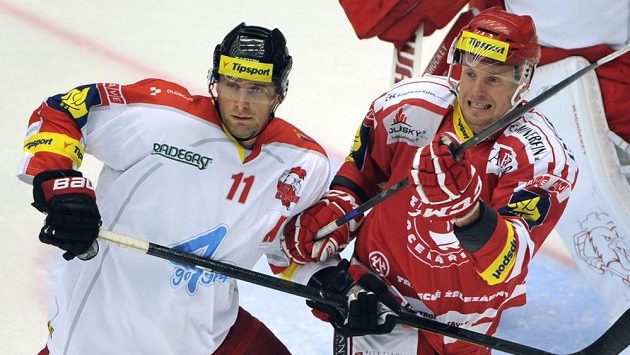 Zleva olomoucký Pavel Skrbek a třinecký Martin Adamský. Zleva olomoucký Pavel Skrbek a třinecký Martin Adamský.
