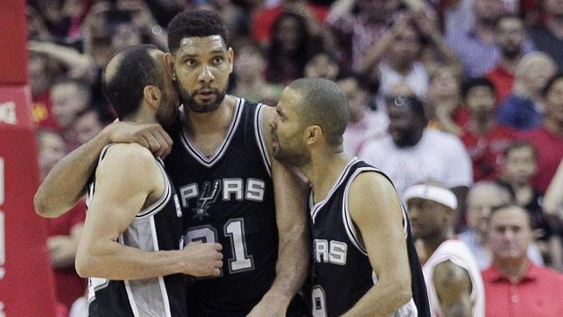 Basketbalista Tim Duncan ze San Antonia se spoluhráči. Basketbalista Tim Duncan ze San Antonia se spoluhráči.