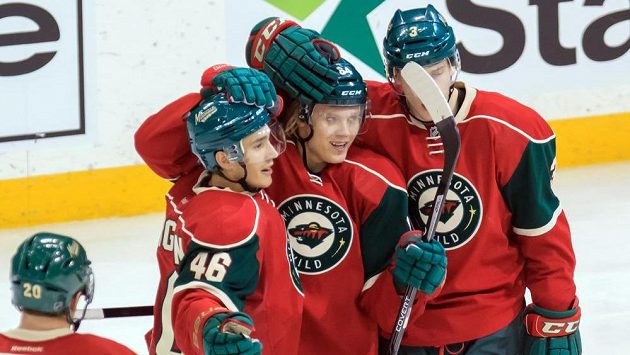 Hokejisté Minnesoty Jared Spurgeon (46), Mikael Granlund (64) a Charlie Coyle (3) oslavují gól proti Calgary. Hokejisté Minnesoty Jared Spurgeon (46), Mikael Granlund (64) a Charlie Coyle (3) oslavují gól proti Calgary.